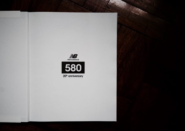 new-balance-580-20th-anniversary-book-002